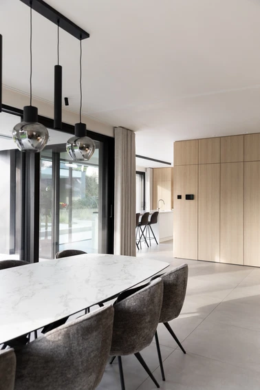 Moderne keuken Keukeneiland keukenbouw Designkeuken inbouwkasten Dekeyzer Destelbergen Foto Tineke De Vos LR 9283