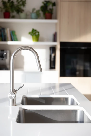 Moderne keuken Keukeneiland keukenbouw Designkeuken inbouwkasten Dekeyzer Destelbergen Foto Tineke De Vos LR 9331