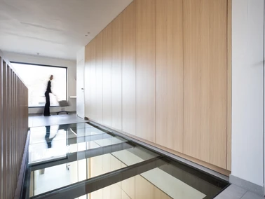 Moderne keuken Keukeneiland keukenbouw Designkeuken inbouwkasten Dekeyzer Destelbergen Foto Tineke De Vos LR 9067