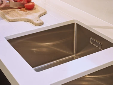 Moderne zwarte keuken wit werkblad dekeyzer binnenhuisarchitectuur 14