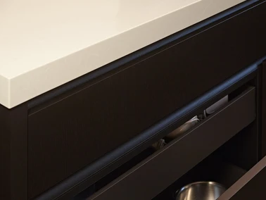 Moderne zwarte keuken wit werkblad dekeyzer binnenhuisarchitectuur 16