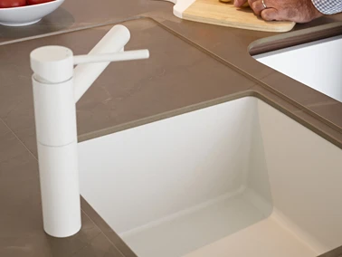 Witte organische kleine keuken inbouw witte keuken eiland inbouwkast ronde vormen inbouwtoestellen De Keyzer 09