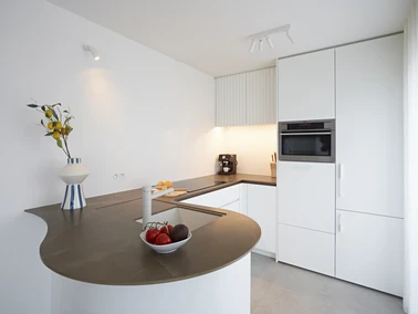 Witte organische kleine keuken inbouw witte keuken eiland inbouwkast ronde vormen inbouwtoestellen De Keyzer 04