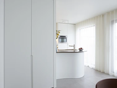 Witte organische kleine keuken inbouw witte keuken eiland inbouwkast ronde vormen inbouwtoestellen De Keyzer 06