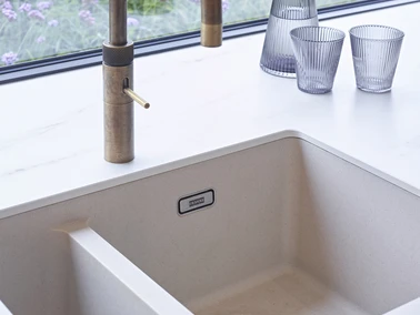 Witte lange moderne keuken inbouw keuken eiland zwart keukenblad De Keyzer design ineterieur 18