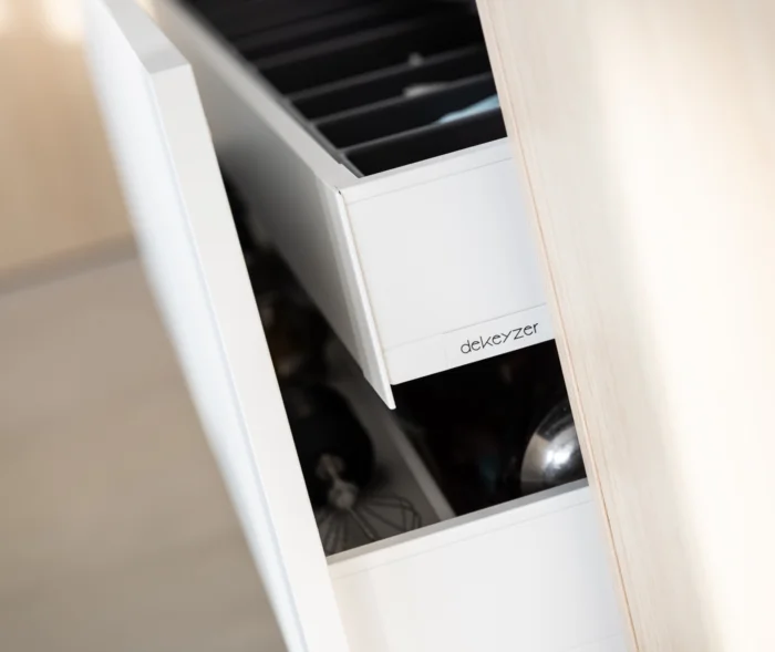 Moderne keuken Keukeneiland keukenbouw Designkeuken inbouwkasten Dekeyzer Destelbergen Foto Tineke De Vos LR 9377
